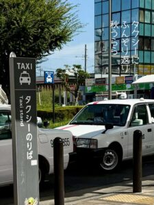 タクシーにふんぞり返り秋うらら