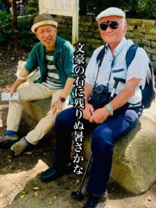 文豪の石に残りぬ暑さかな