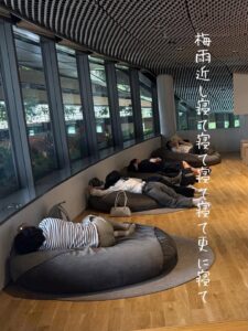 梅雨近し寝て寝て寝て寝て更に寝て