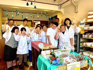 梅雨空に弾ける笑顔弾む声